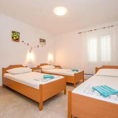 Apartments Neve - 50 M From Beach Mandre Exterior photo