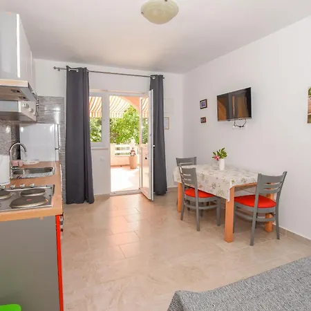 Apartments Neve - 50 M From Beach Mandre Exterior photo