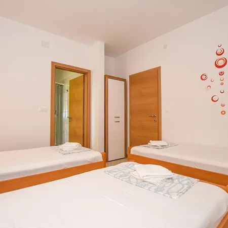 Apartments Neve - 50 M From Beach Mandre Exterior photo